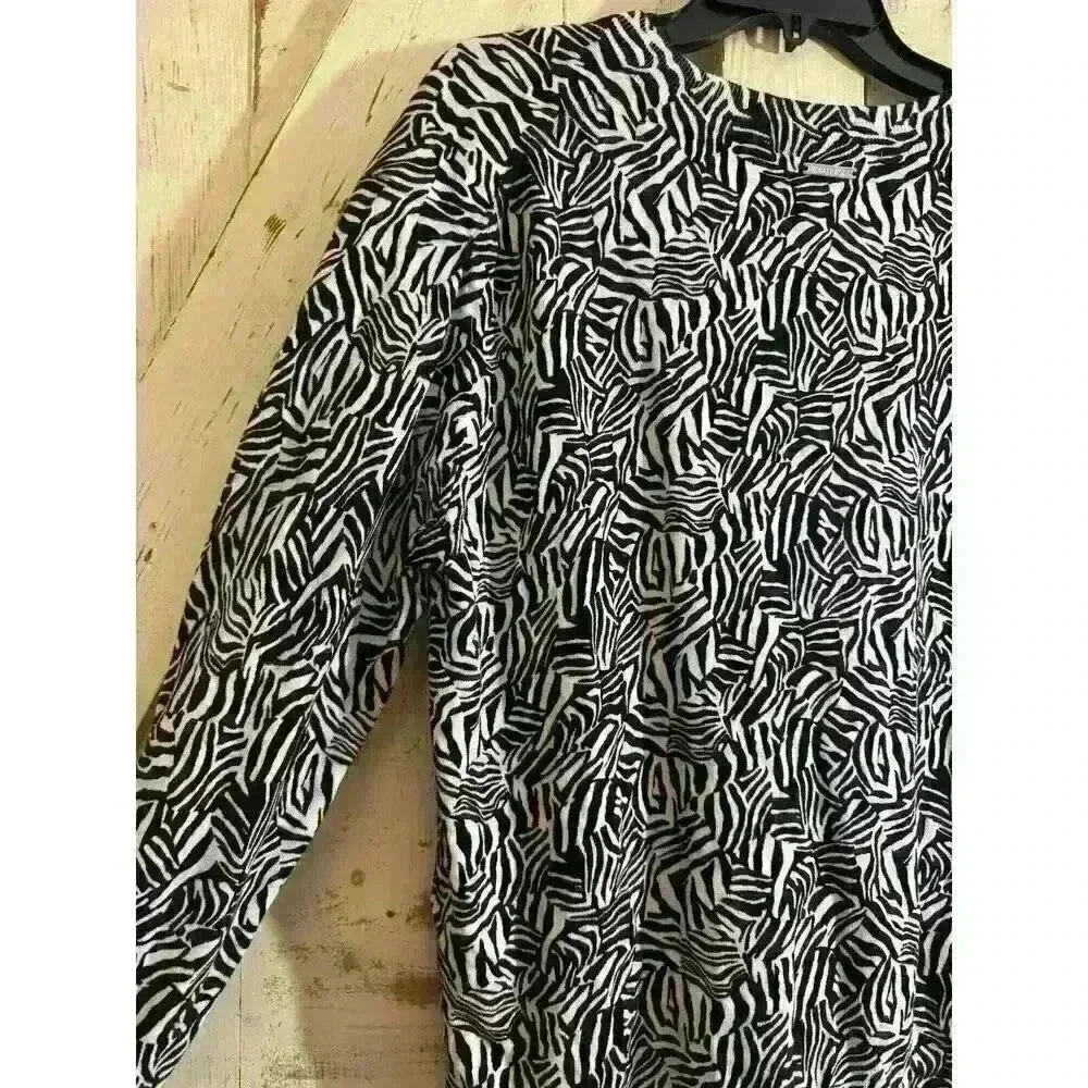 NWT Michael Kors Women's Zebra V-Neck‎ Light Pullover Size M-Black & White